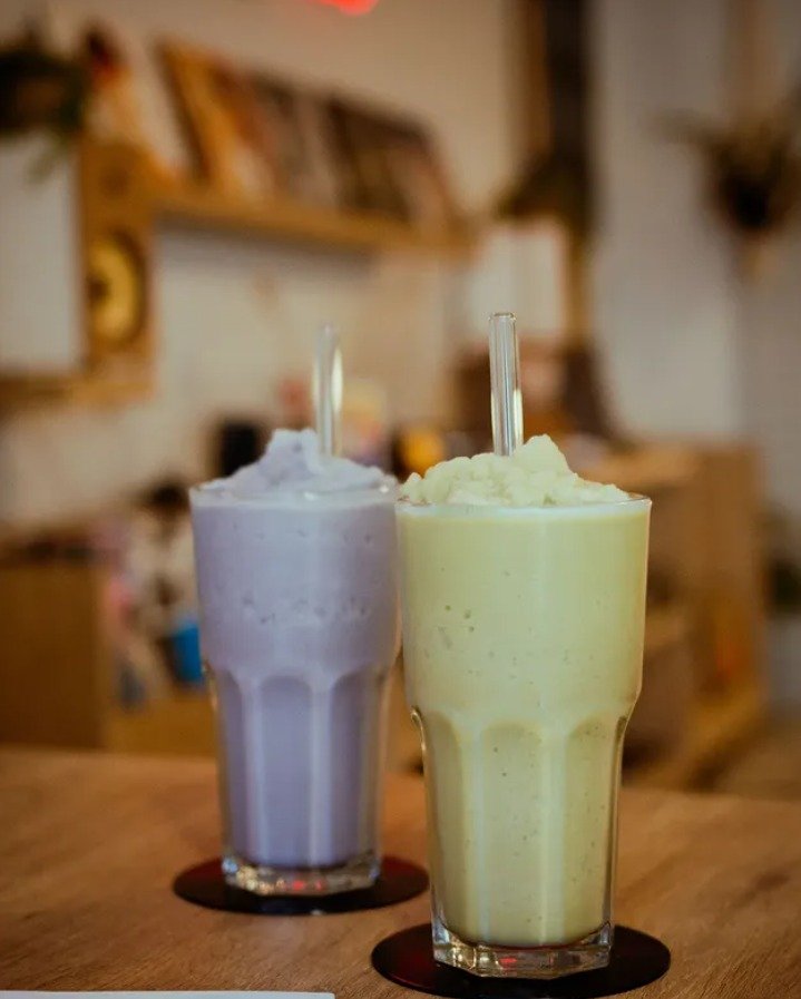 Para el Chismesito Bebidas populares (matcha y taro) preparadas en Promesa Coffee Shop ideales para el chismesito