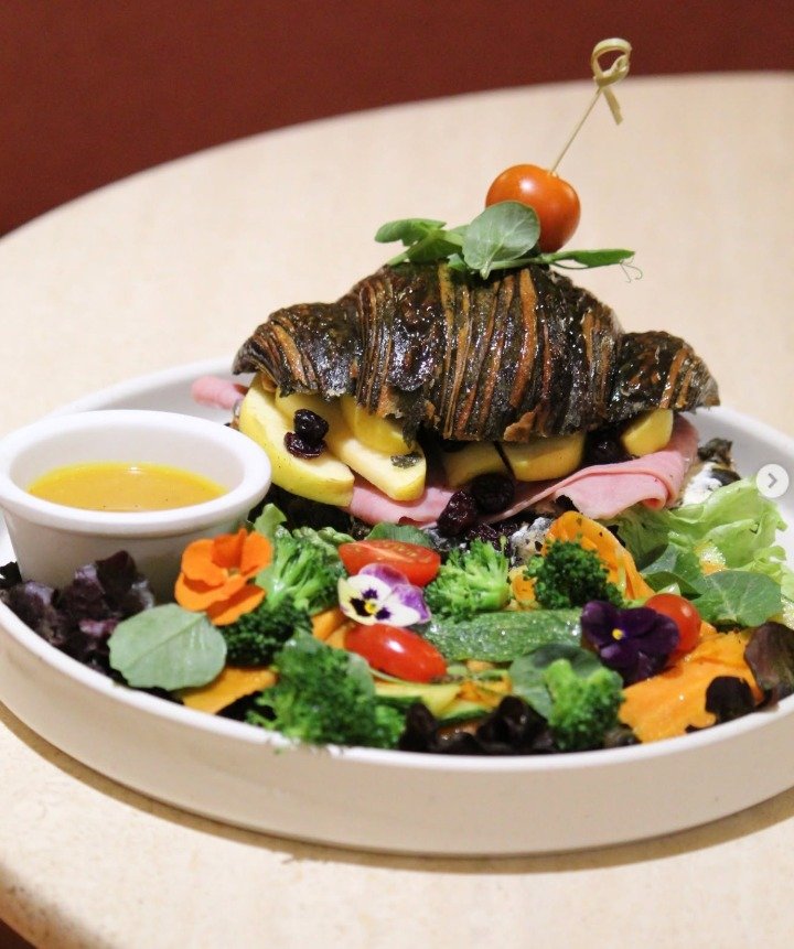 Service-1-min (1) Croissant horneado de cacao, con jamón, manzana y arandanos junto con un grill de mostaza con miel, acompañado de una ensalada de verduras con brocoli, jitomates cherry y lechuga en cafetería para el brunch en Cholula Puebla
