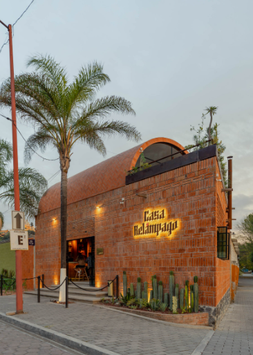 Fachada de Casa Relámpago en Cholula Puebla, bar con ambiente nocturno y propuesta alternativa.