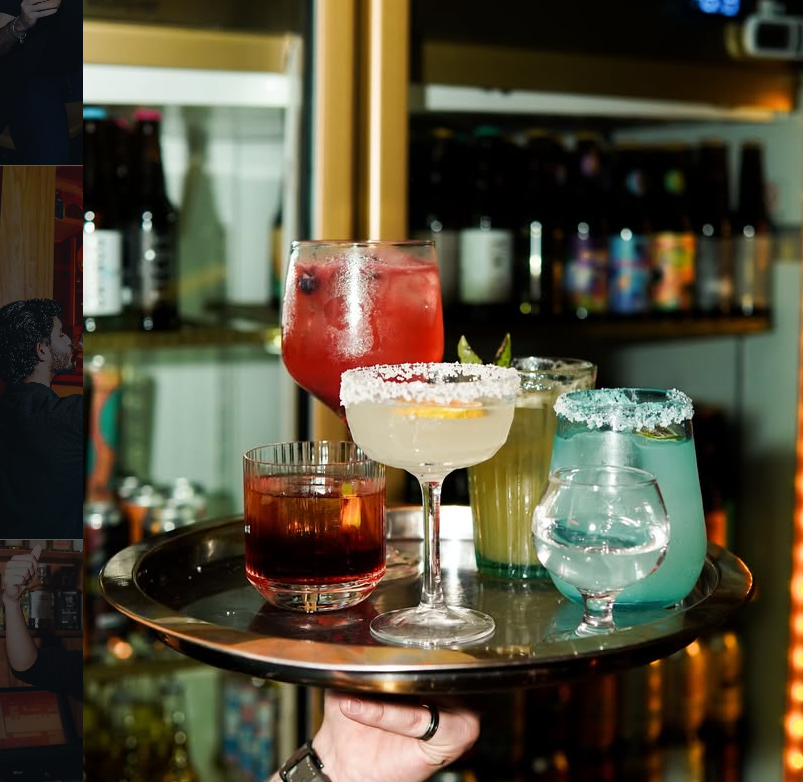 Bandeja metálica sostenida por un mesero con cinco cócteles diferentes: una margarita, una mezcalina, tinto de verano y un trago corto en vaso old fashion en un bar de Cholula Puebla.