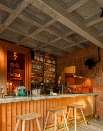 Barra interior de bar en Cholula Puebla con iluminación cálida y ambiente social.