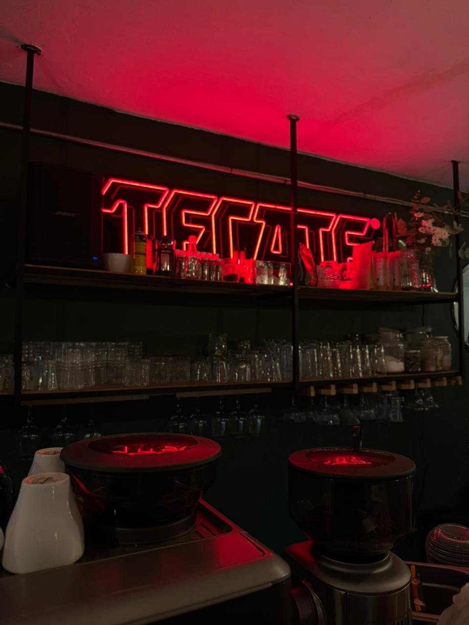 Diversión Bar en Puebla con luces neón rojas, barra con vasos y ambiente nocturno moderno una gran experiencia.