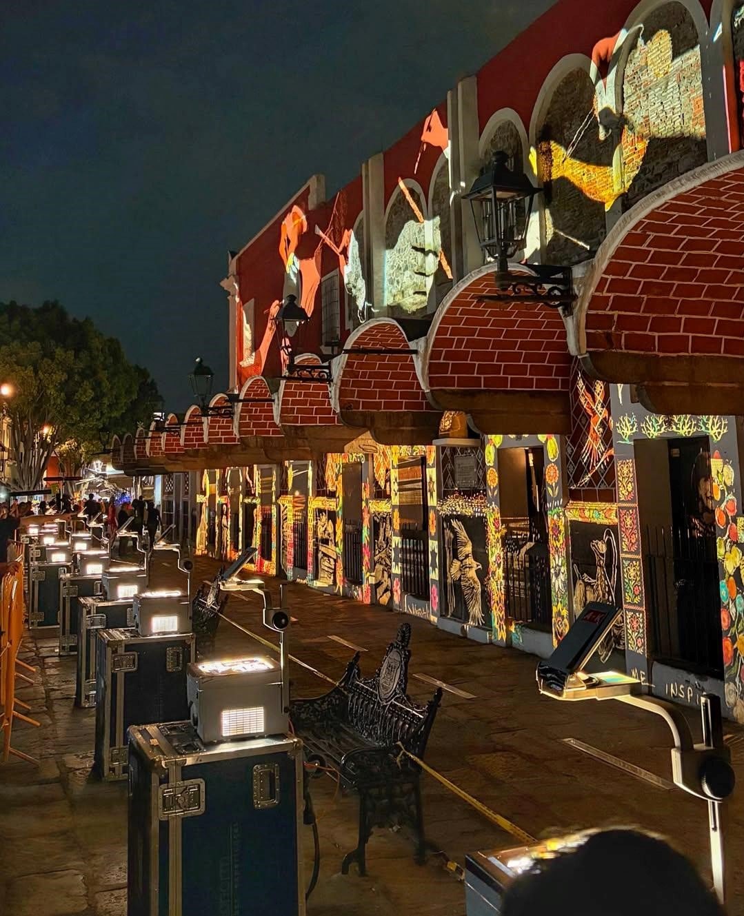 Proyección de murales en el Barrio del Artista como marco del Festival Glow de México en Puebla 2026.
