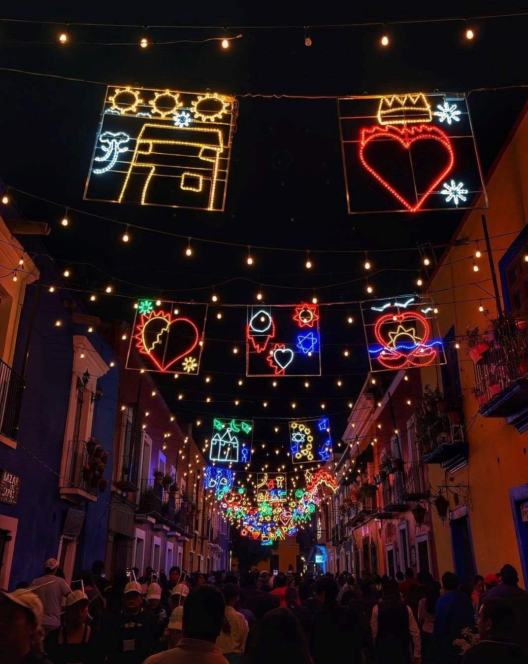 Proyección de la imagen del rostro de la Virgen sobre el acceso del Templo Expiatorio del Espíritu Santo (La Compañía) como parte del Festival Glow México, Puebla, 2026.