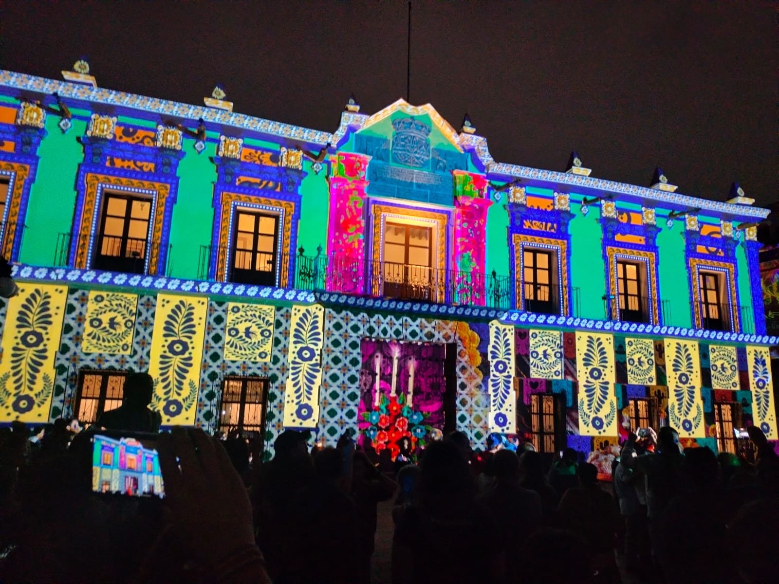 Proyección de murales interactivos sobre la fachada del Teatro Principal, siendo parte de espectáculo de luces dentro del Festival Glow México 2026, en Puebla.