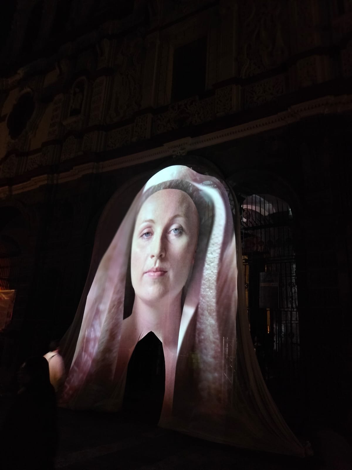 Proyección de la imagen del rostro de la Virgen sobre el acceso del Templo Expiatorio del Espíritu Santo (La Compañía) como parte del Festival Glow México, Puebla, 2026.