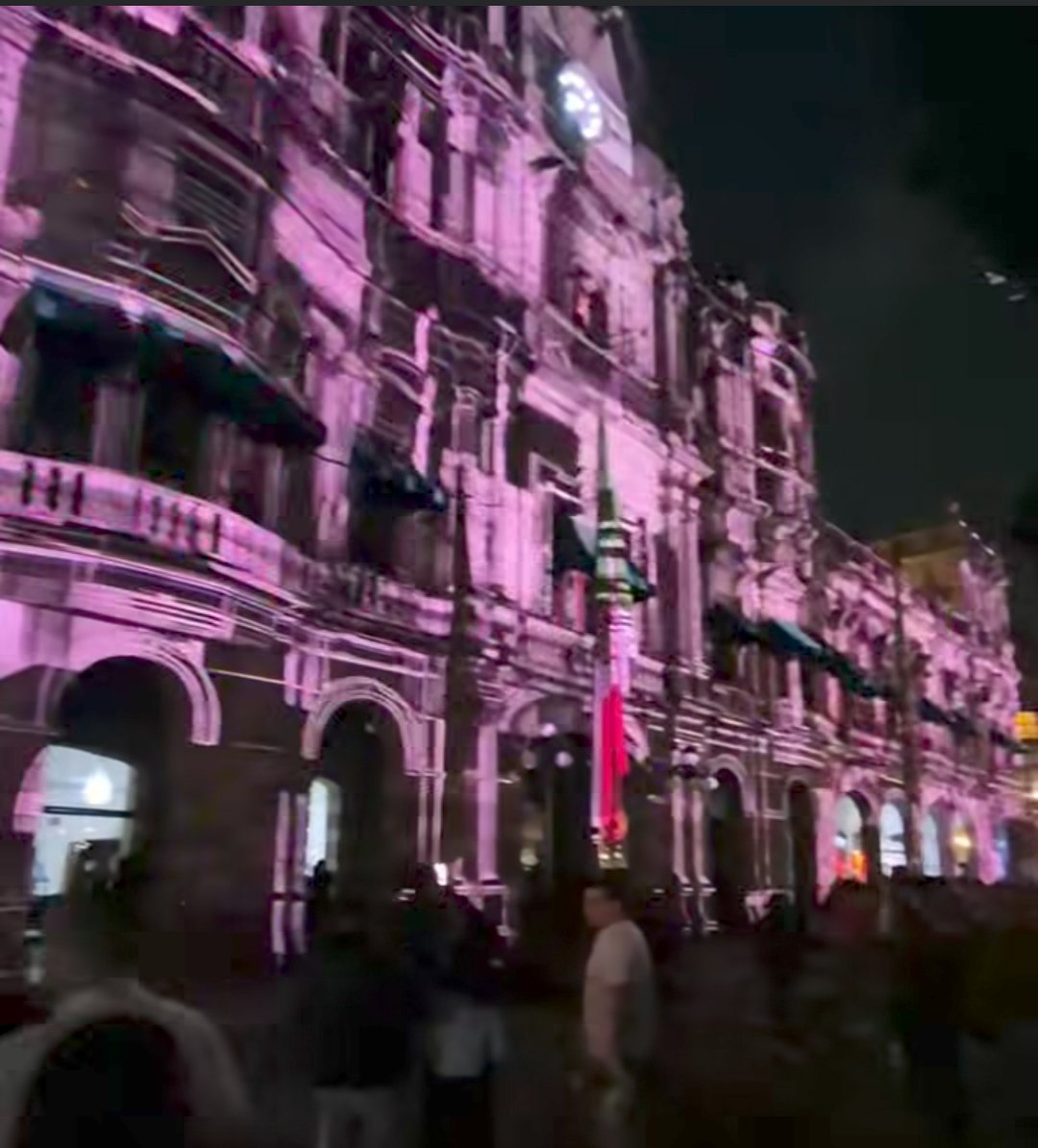 Proyección de mural interactivo sobre fachada de Palacio Municipal de Puebla, Festival Glow México 2026. Al aire libre.