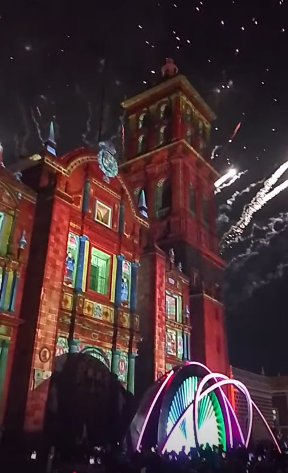 Proyección de murales interactivos sobre Catedral de Puebla, en apertura de Festival Glow México 2026. Al aire libre.