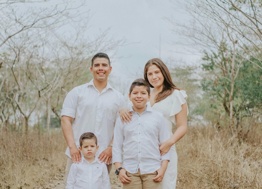 EL MOOD DE HOY - TURISMO EN PUEBLA Una familia feliz posa junta en un entorno rural sereno, mostrando calidez y unión