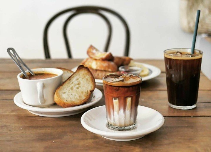 Amigos Disfrutar de un buen café en varias de sus variantes, en compañía de amigos, charlas, chismes y confesiones.